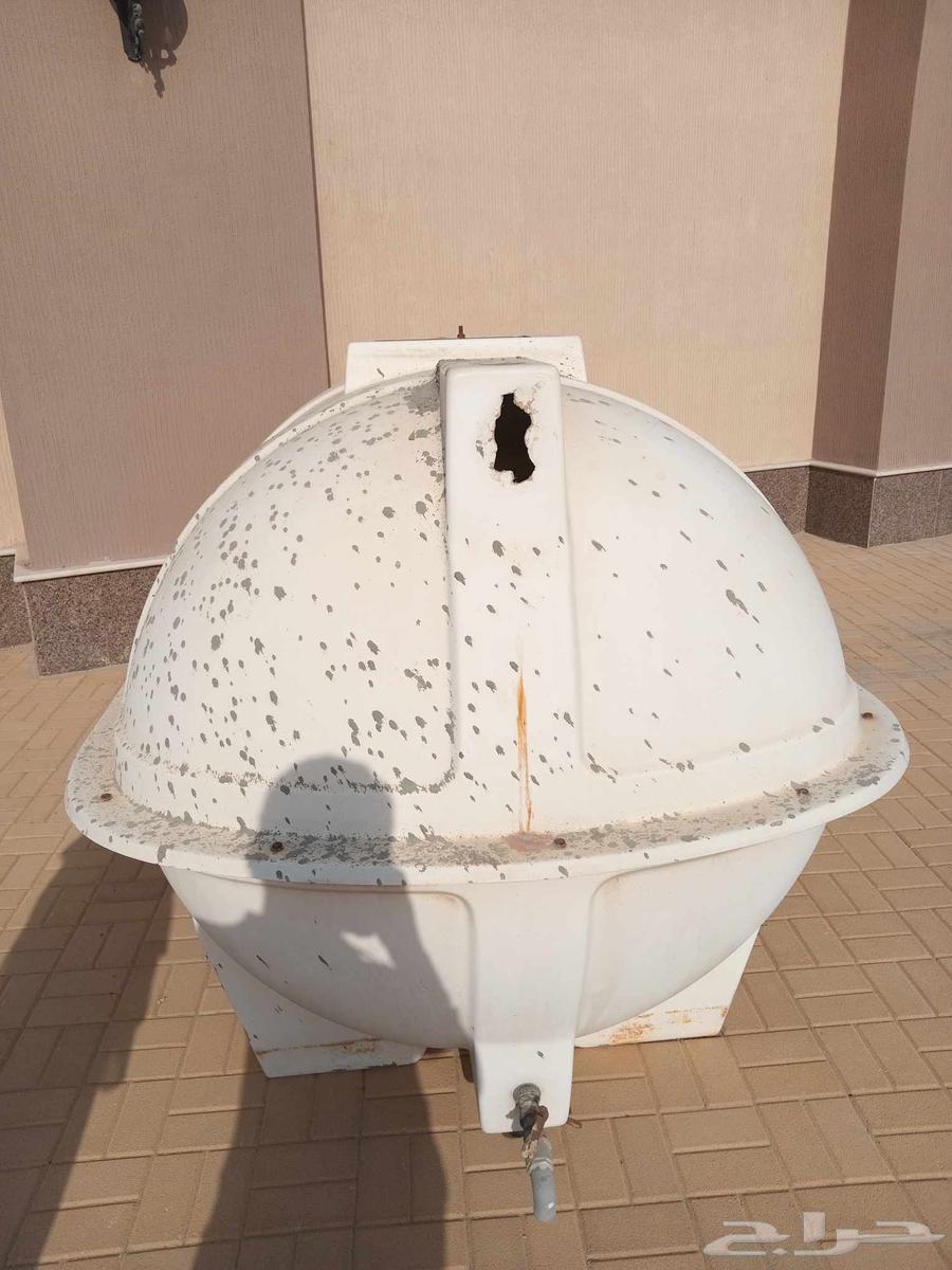 Two water tanks, one large and one small64388232006273112