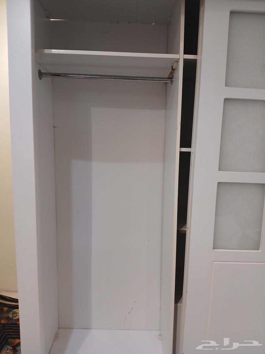 دولاب سحاب كبير بالطول والعرض اربع درف وزجاج مكسور واحد ب 5564386683180675110