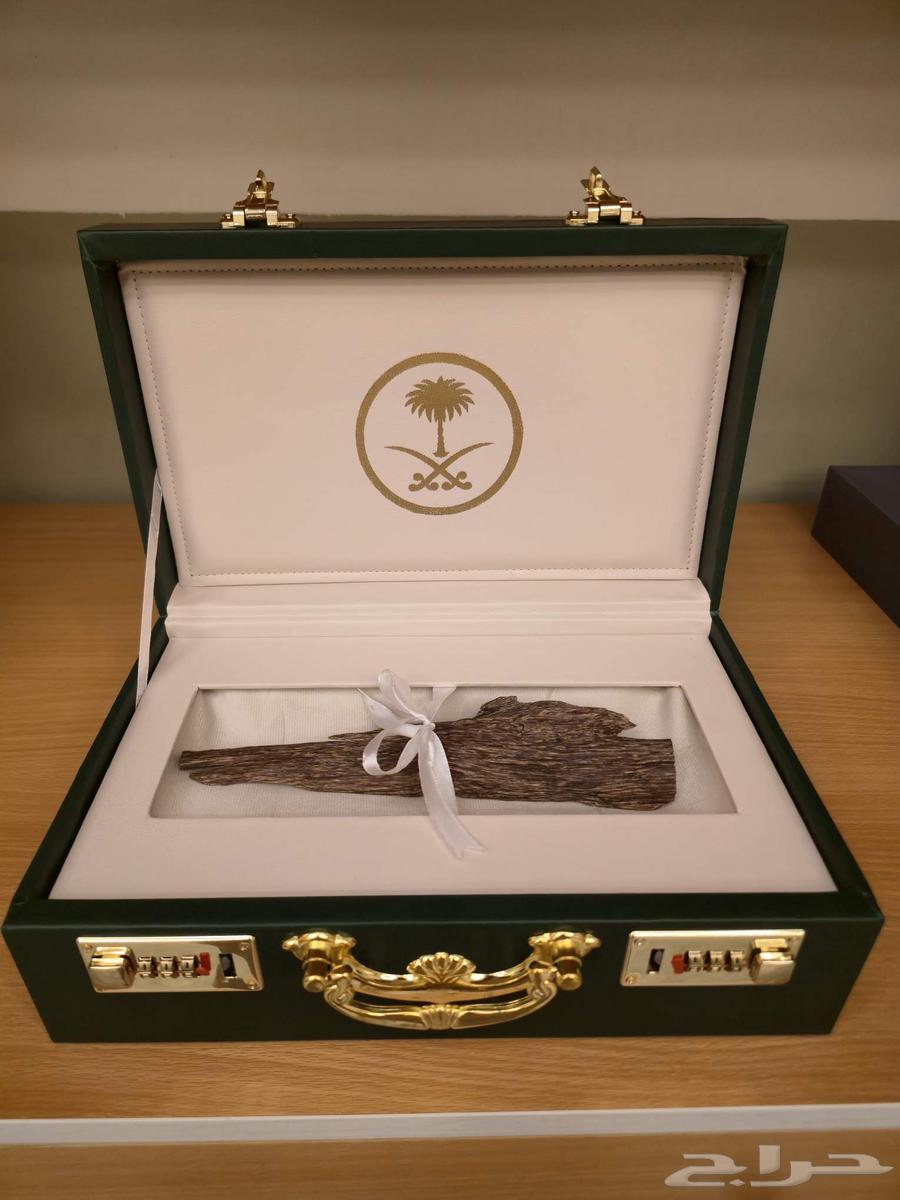 شنطة إهداء جلد مع كسرة عود هندي64383206436866110