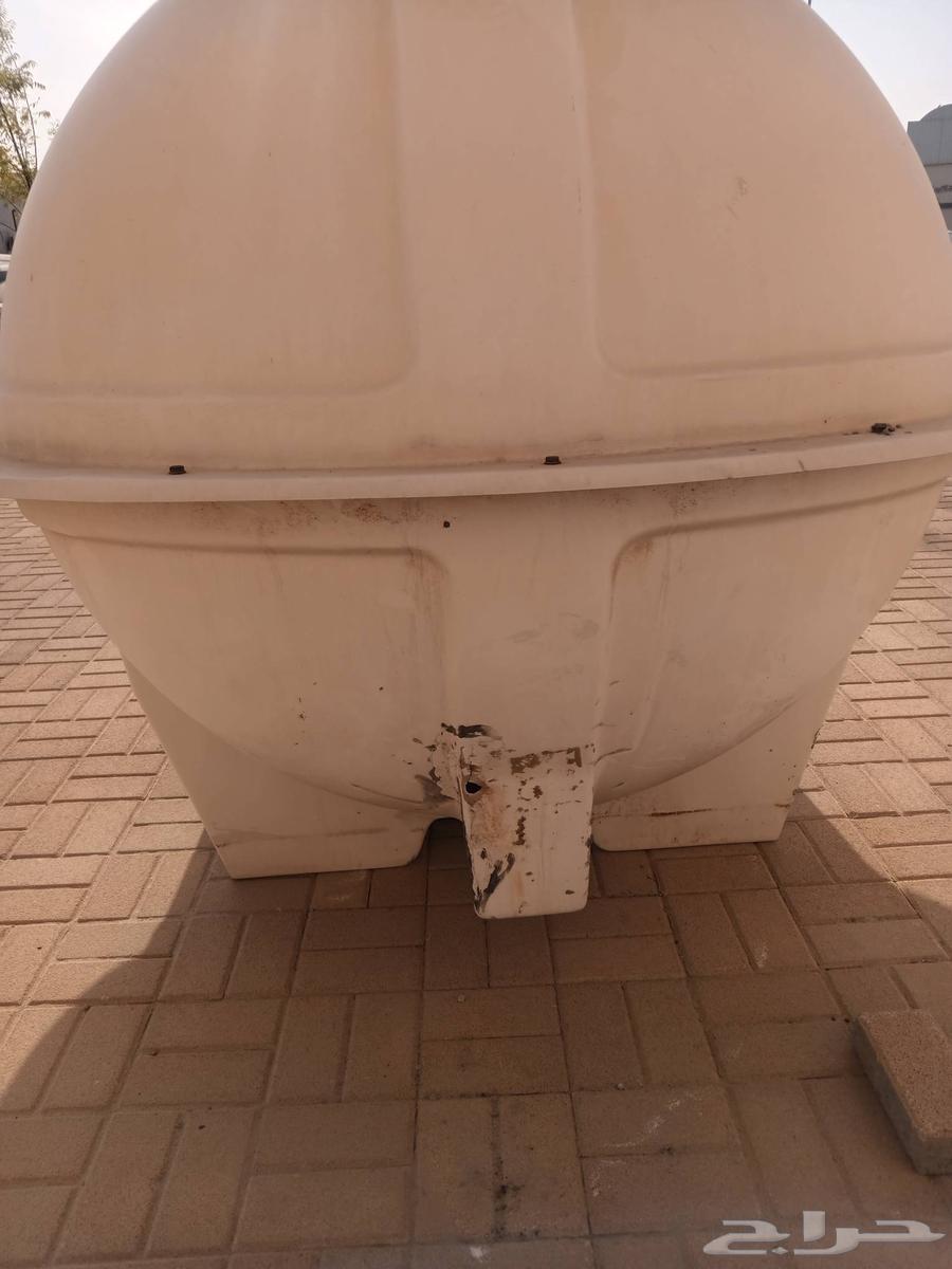 Two water tanks, one large and one small64388232006273114