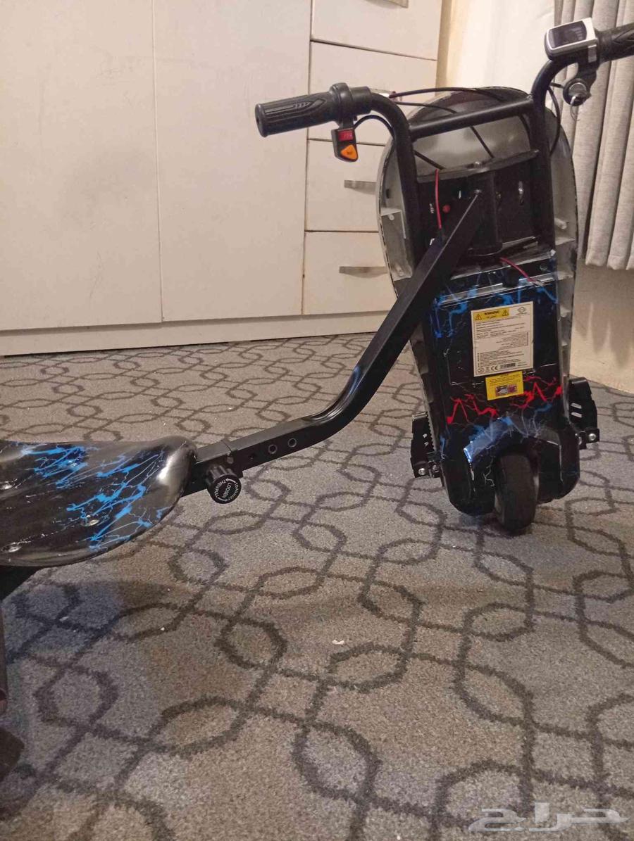 Tarif scooter, nothing wrong with it except the charger is broken and won't open. And one64385970216322111
