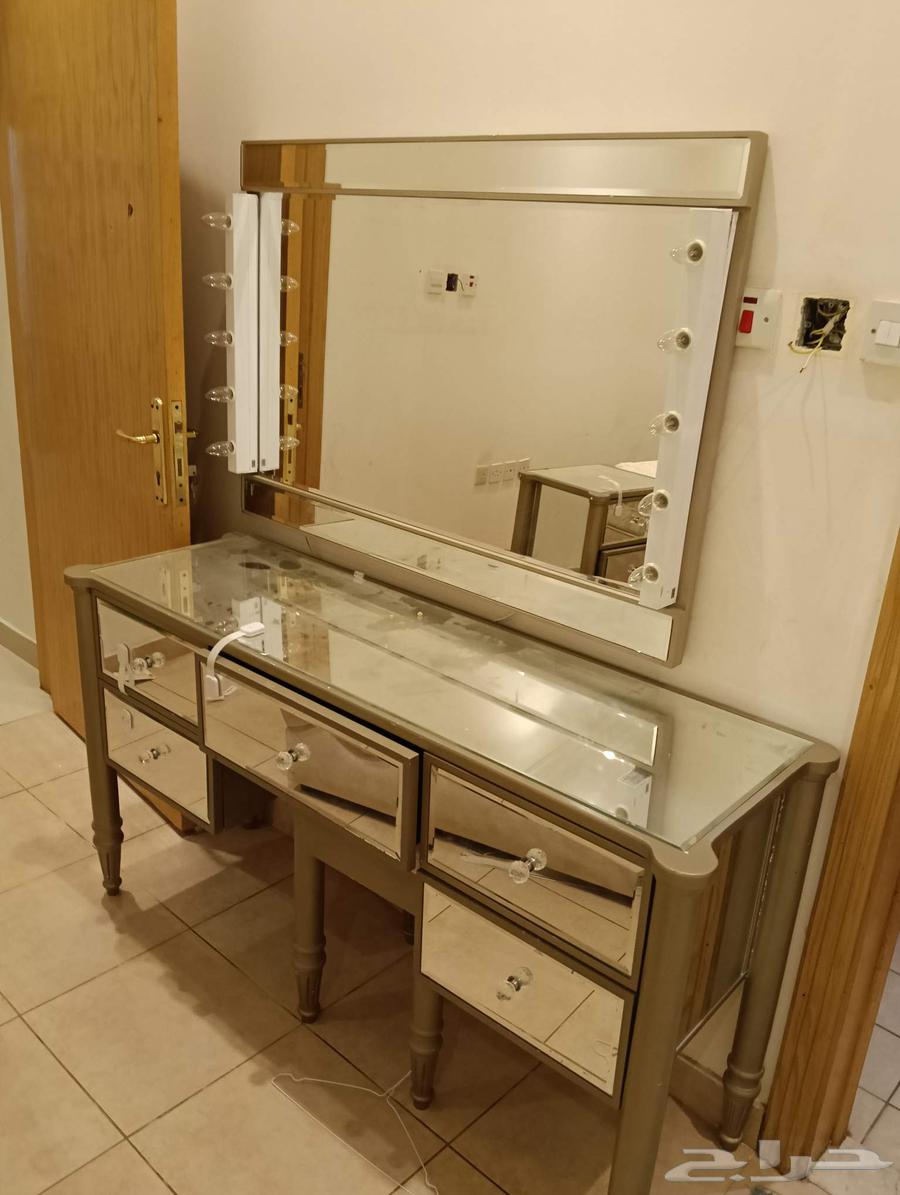 Bed with mattress, chair with dressing table and two nightstands64378382678785112