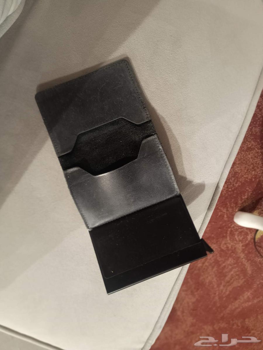 محفظه جلد طبيعي من ألمانيا ابغى ابعيها بسسب ظروف64387397419265110
