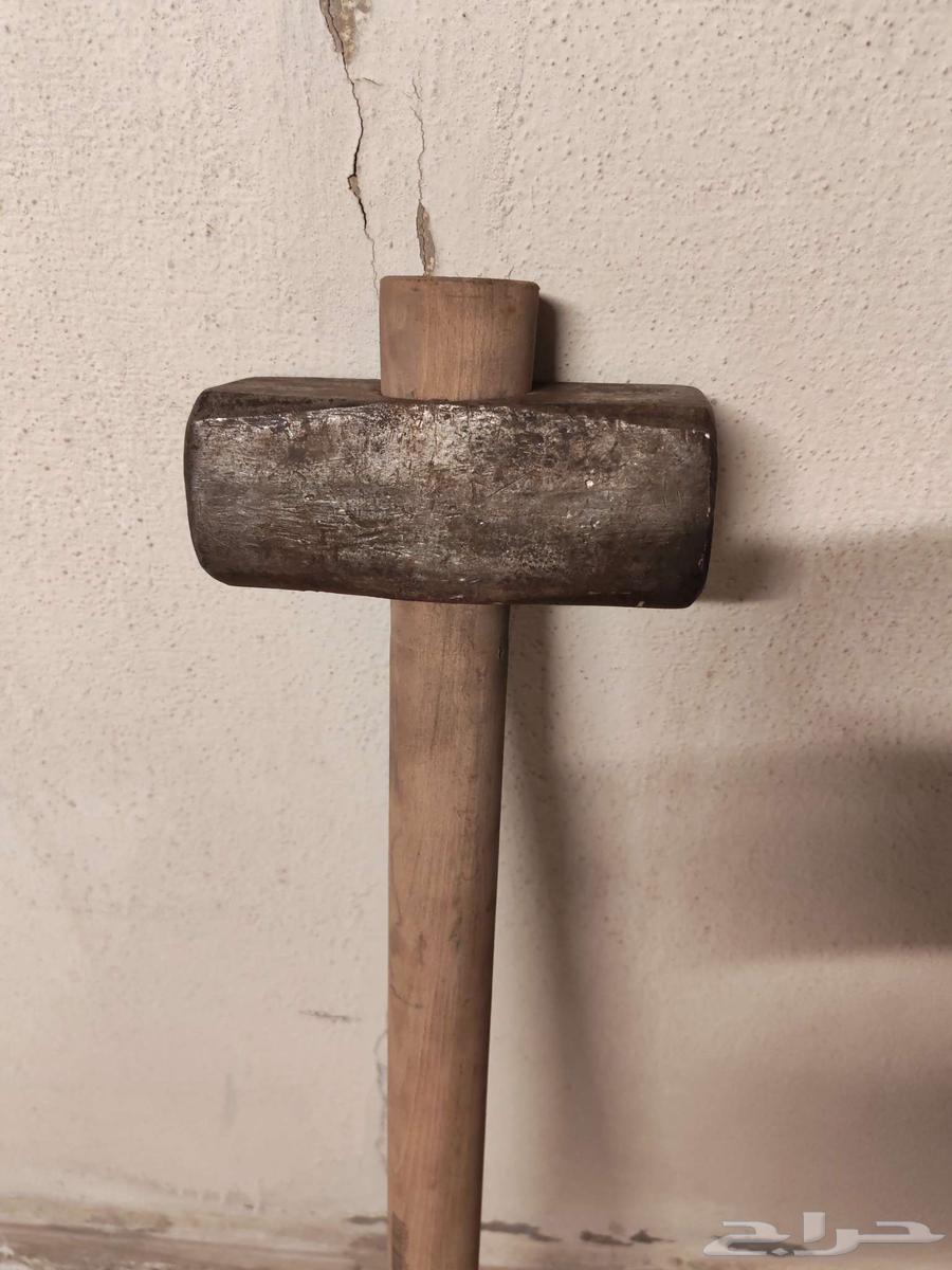 مطرقة ايطالية وخشب ايطالي نظيفة64389141931394113