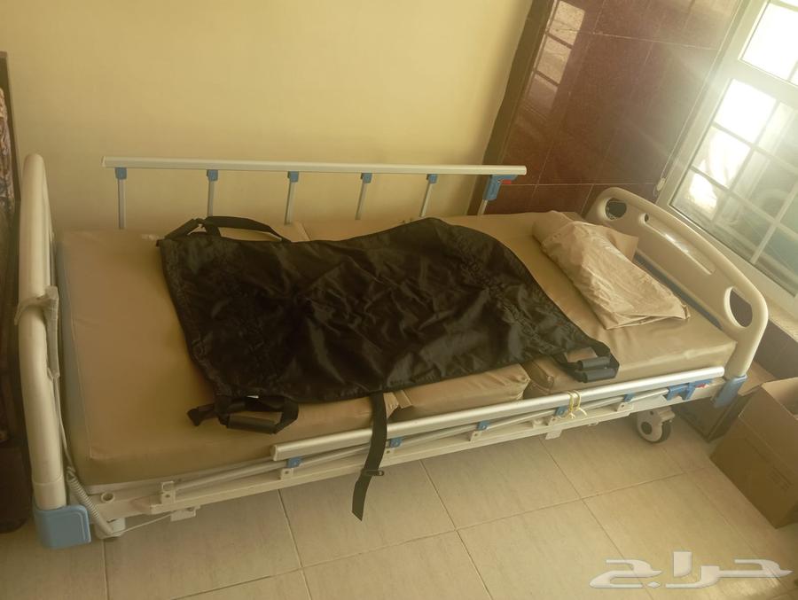 سرير طبي كهربائي مع 3 كراسي مستعمل السعر 2600 ريال64385272409859112
