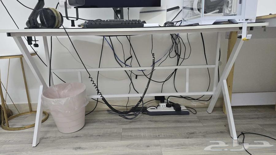 PC table in the shape of k64378774811905113