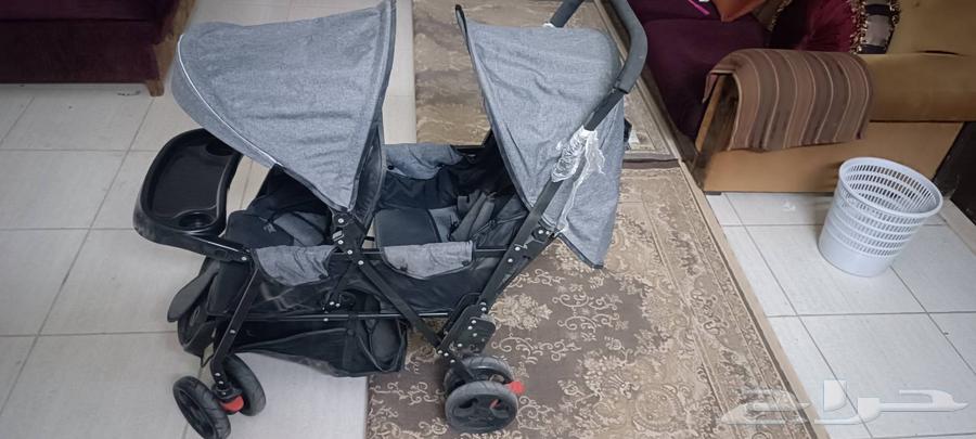 أغراض للبيع  عربيتين للبيع و كرسي طعام كلها بدون عيوب64380340282754110