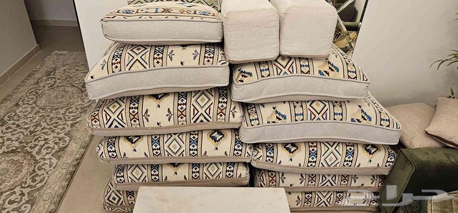 طاولات و مساند وستارة وكرسي أطفال للبيع64385466747139111