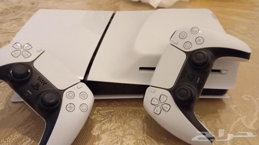 Sony 5 with two controllers with FIFA 25 game disc, clean condition, price 250064382459883651111