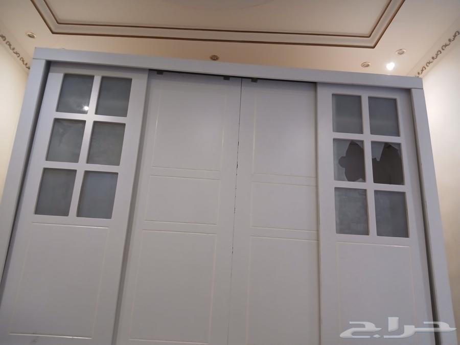 دولاب سحاب كبير بالطول والعرض اربع درف وزجاج مكسور واحد ب 5564386683180675112