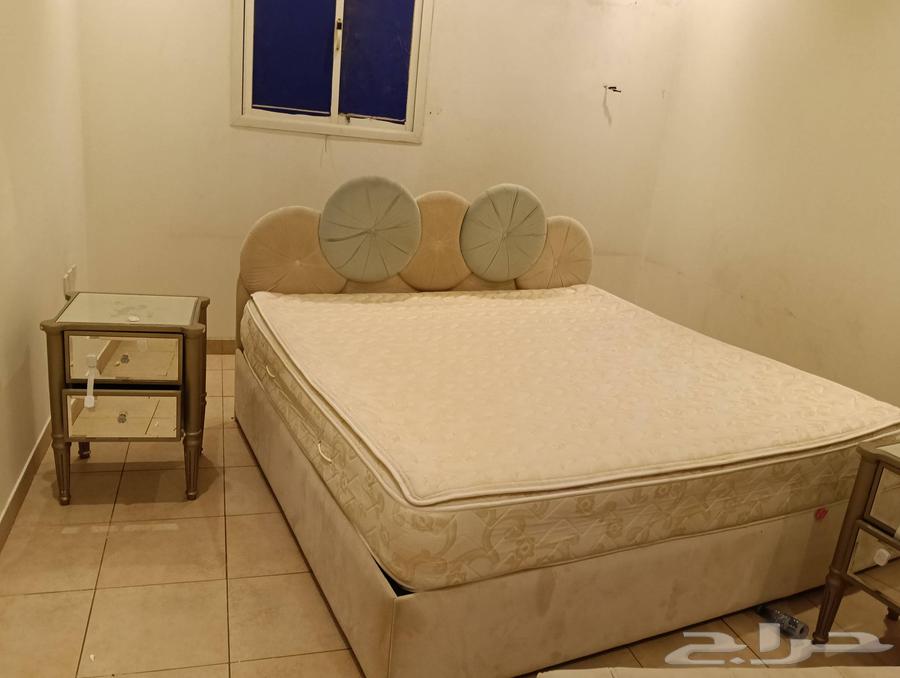 Bed with mattress, chair with dressing table and two nightstands64378382678785110