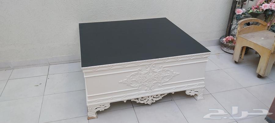 طاولة خشب مربعة64386543309442112