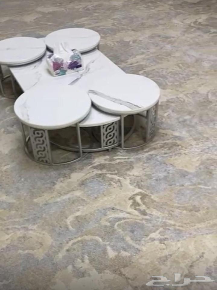 Arabic majlis with carpet and tables64378440391042110