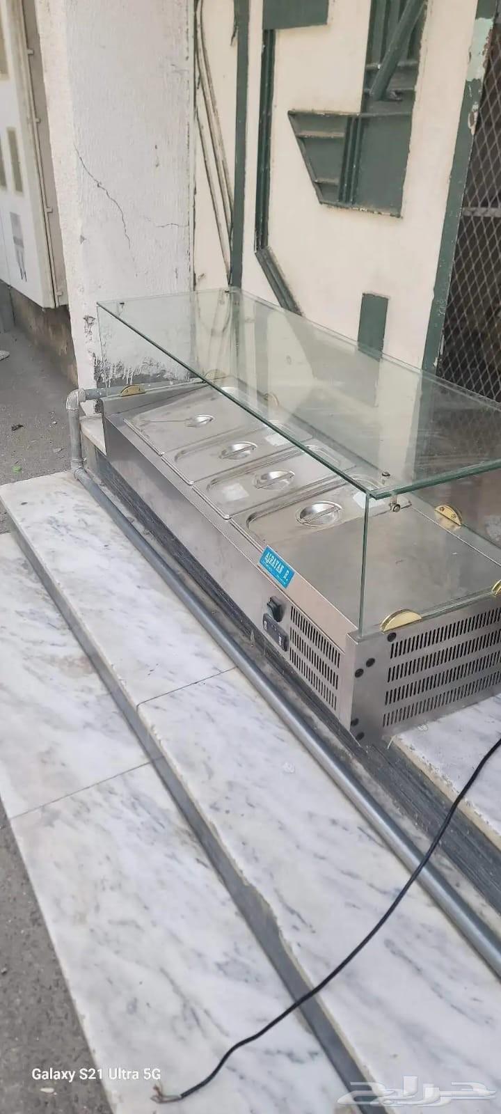 A refrigerator for cutting fruits or salad, falafel, or a refrigerator for pizza64378281038978110