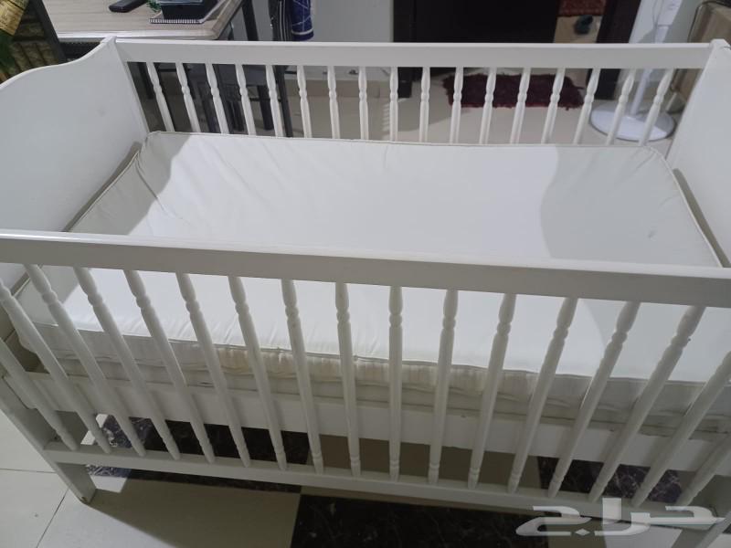 سرير أطفال خشب أبيض بحالة ممتازة مع مرتبة64391659640834111