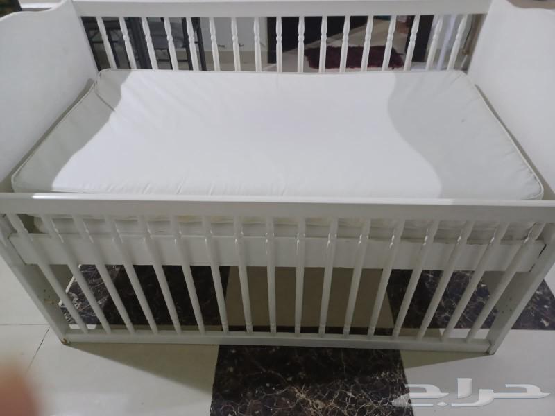 سرير أطفال خشب أبيض بحالة ممتازة مع مرتبة64391659640834113