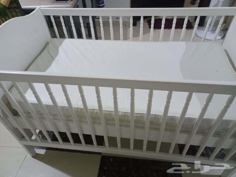 سرير أطفال خشب أبيض بحالة ممتازة مع مرتبة64391659640834110