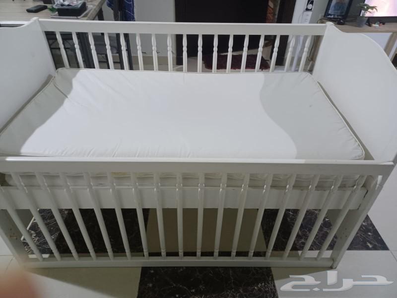 سرير أطفال خشب أبيض بحالة ممتازة مع مرتبة64391659640834112
