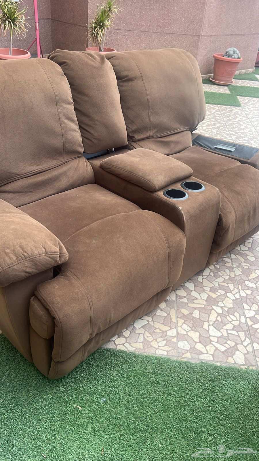 كنب نظيف الي يبي يتواصل معايا مريح جدا64388990729858111