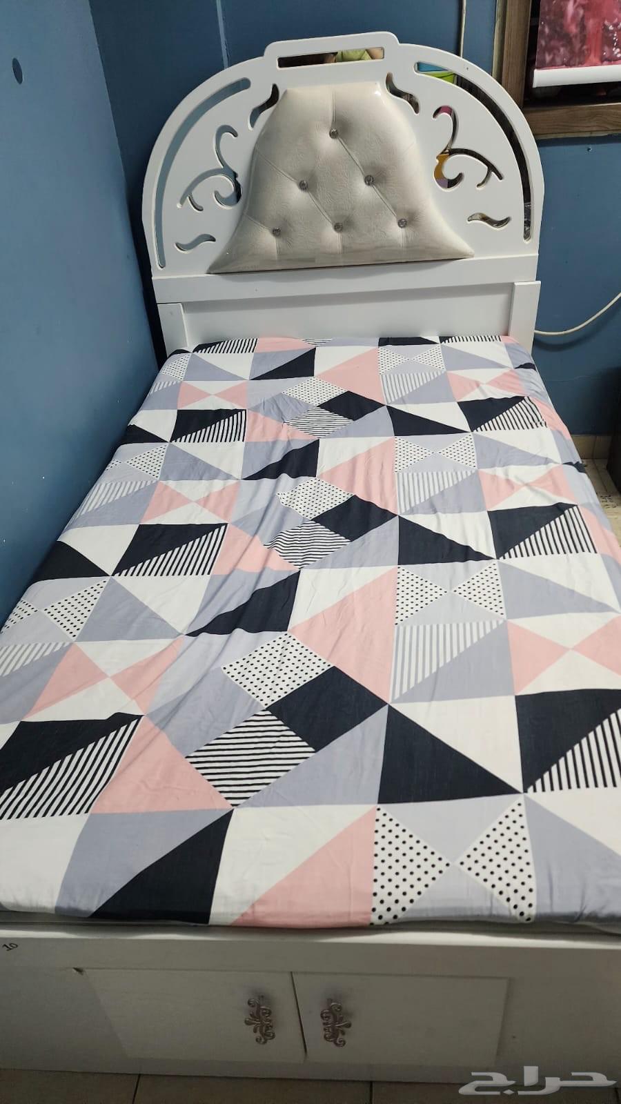 سرير بحالة ممتازه بالمرتبه للبيع64389086679937112