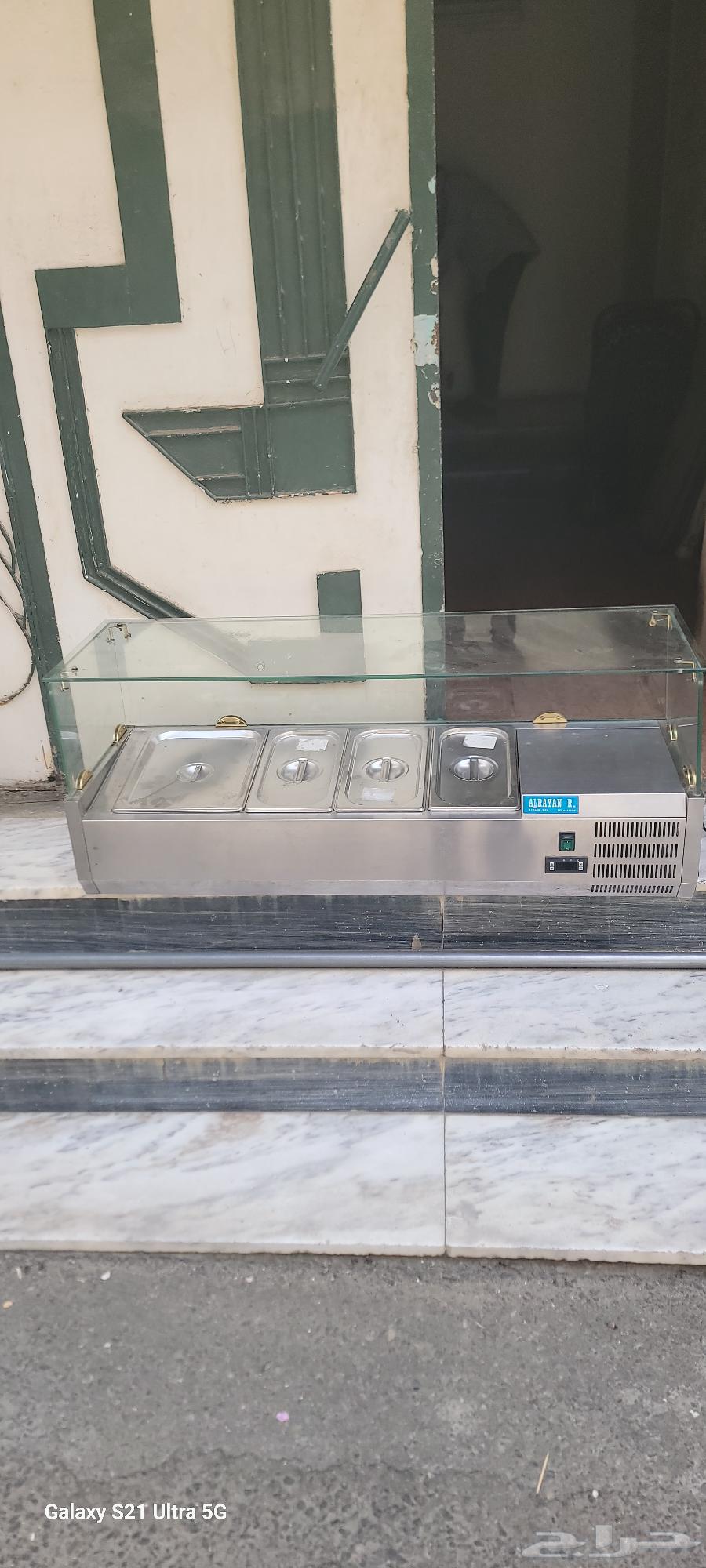 A refrigerator for cutting fruits or salad, falafel, or a refrigerator for pizza64378281038978111