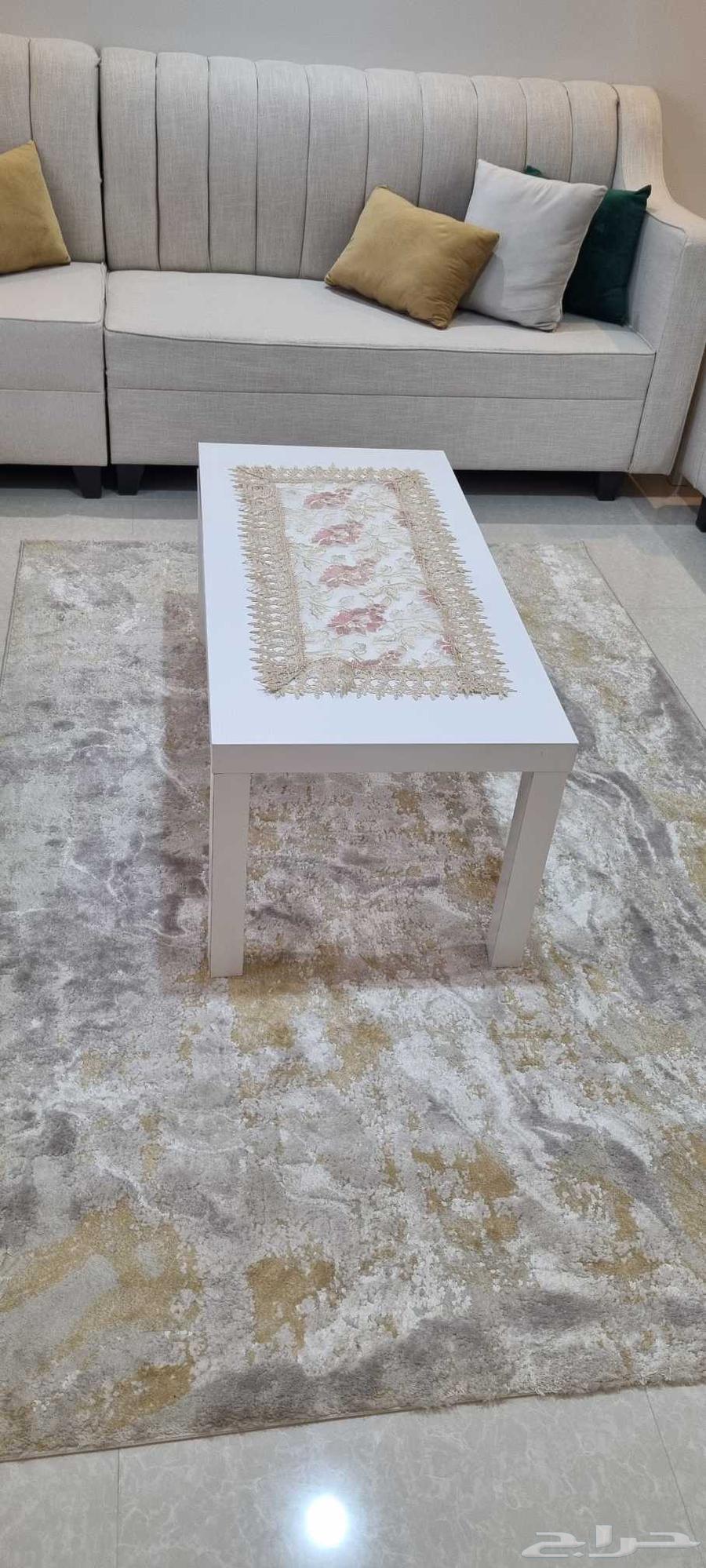 كنب شبه جديد مع الطاولة والستارة البيع لأعلى سعر مقاس 4 464378105535105110