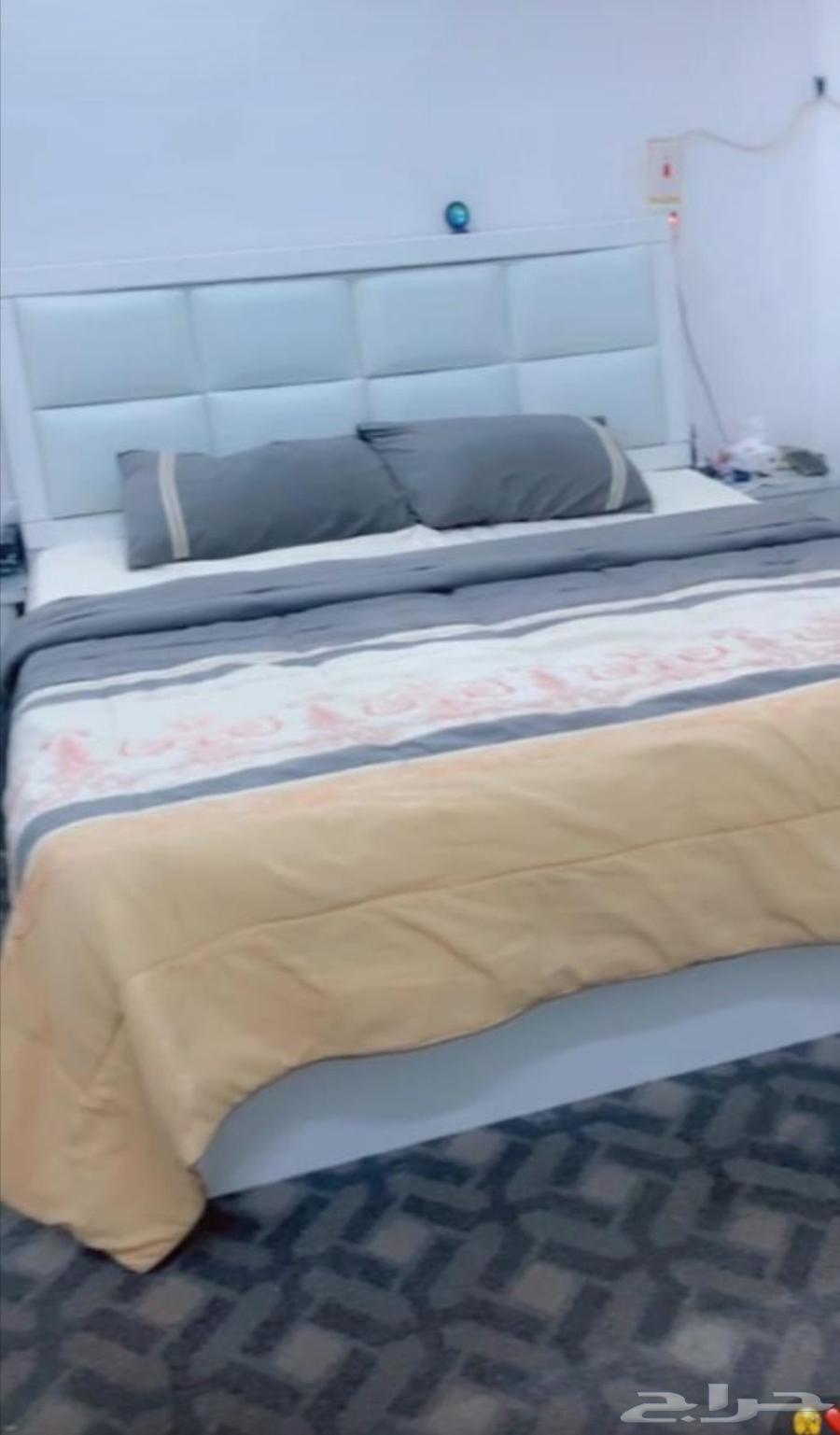 Two different colored bedroom sets in two different styles64386668788225114