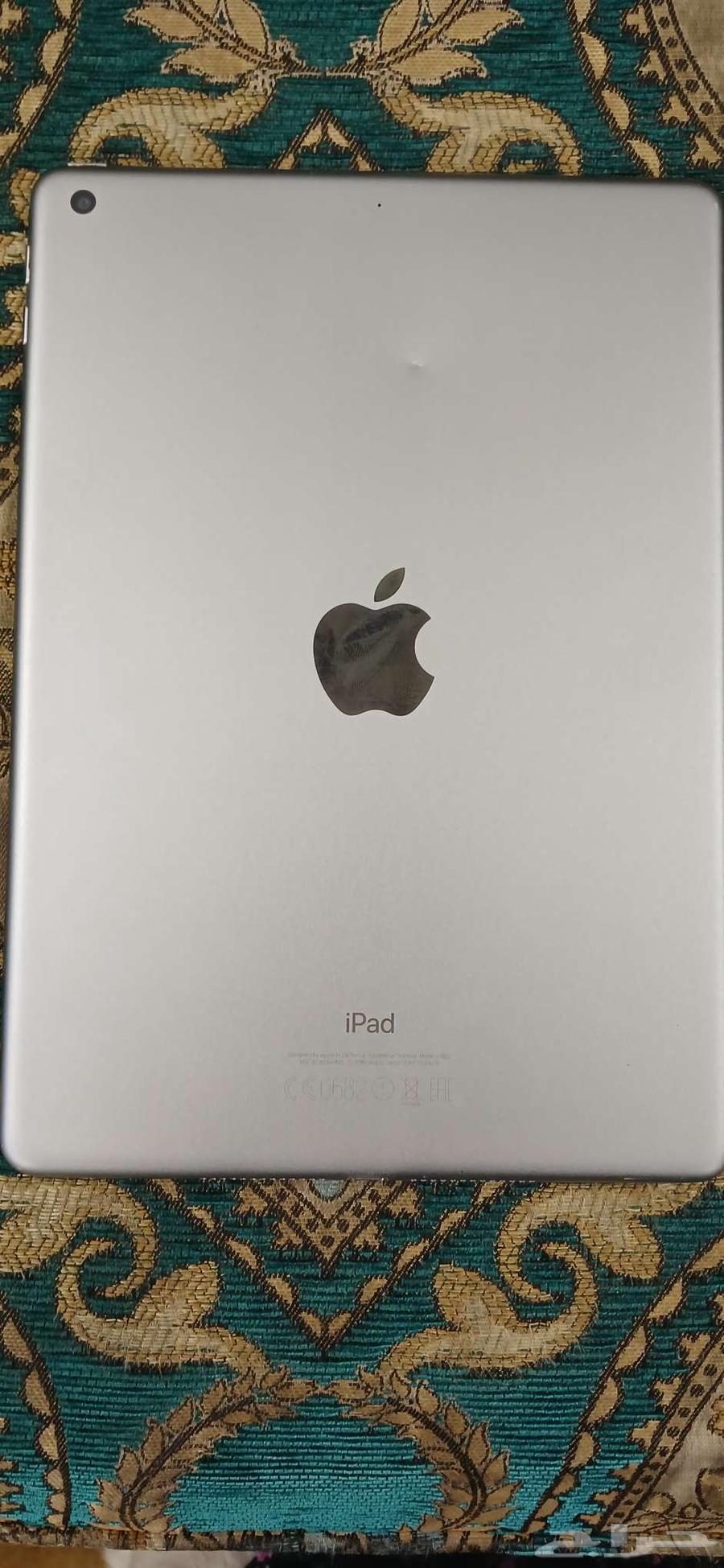 Fifth-generation iPad with 32GB, screen never detached and free from all defects, clean used.64387243699587110