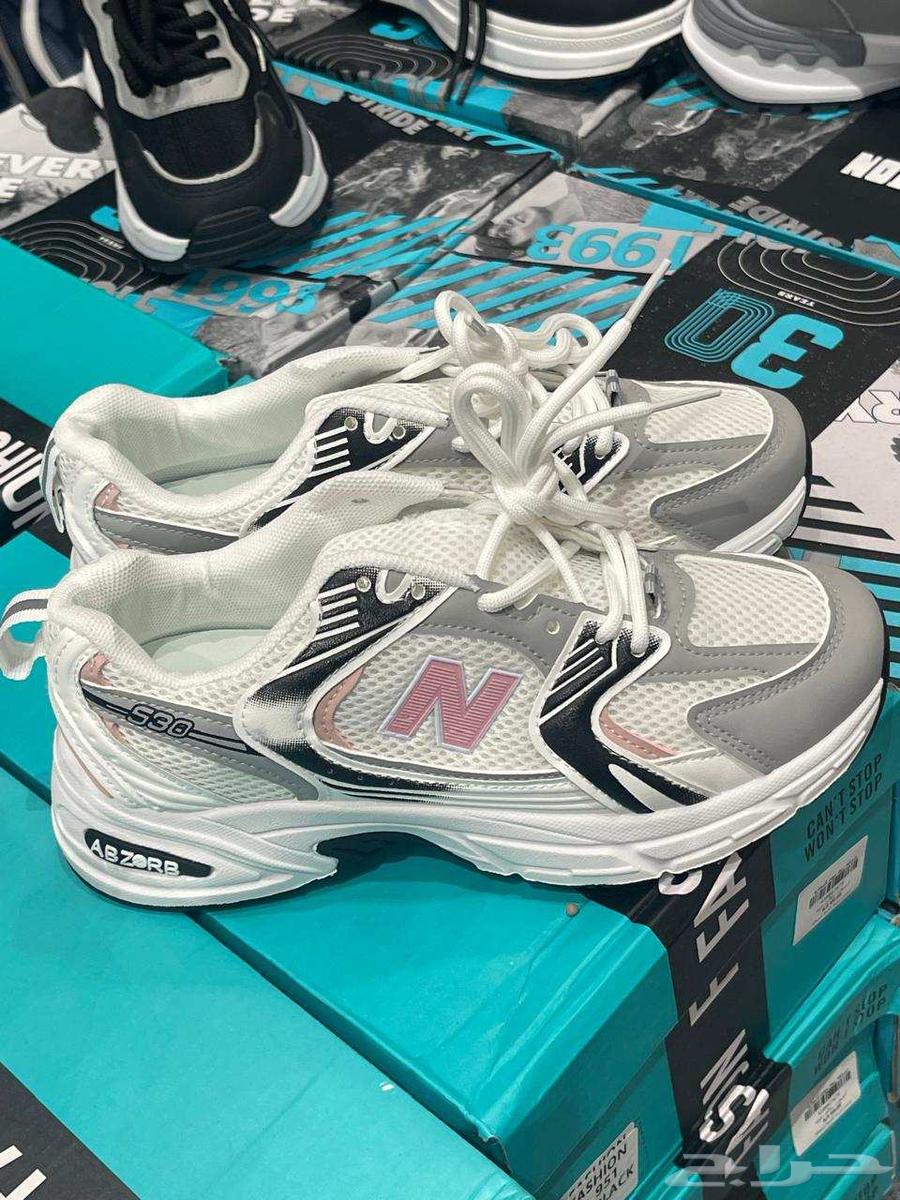 للبيع شوزات رياضيه وسليبرات نسائية جديدة64383150265090110