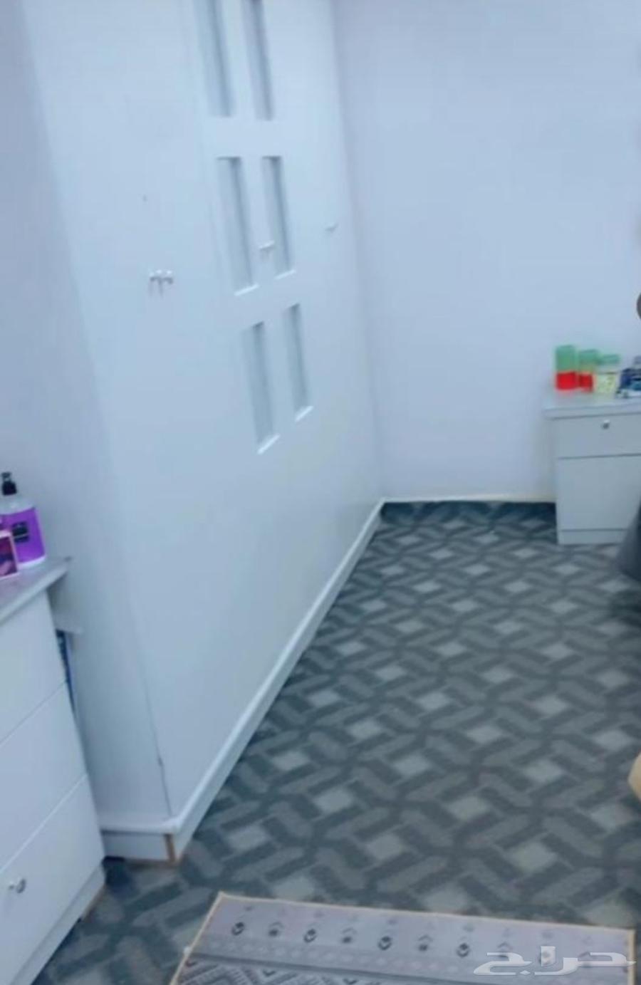 Two different colored bedroom sets in two different styles64386668788225113