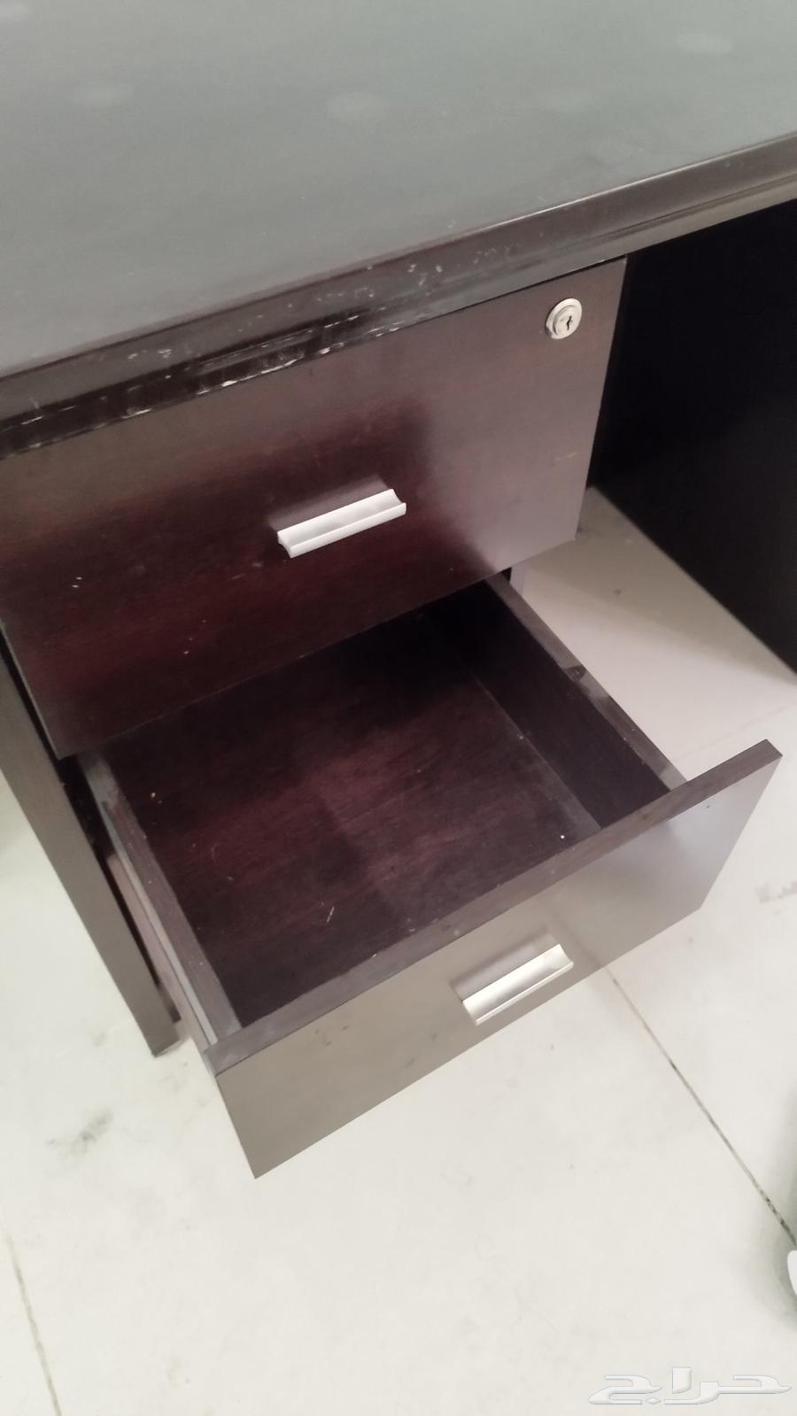 مكتب خشبي للبيع بحالة ممتازة على السوم64393873917571112