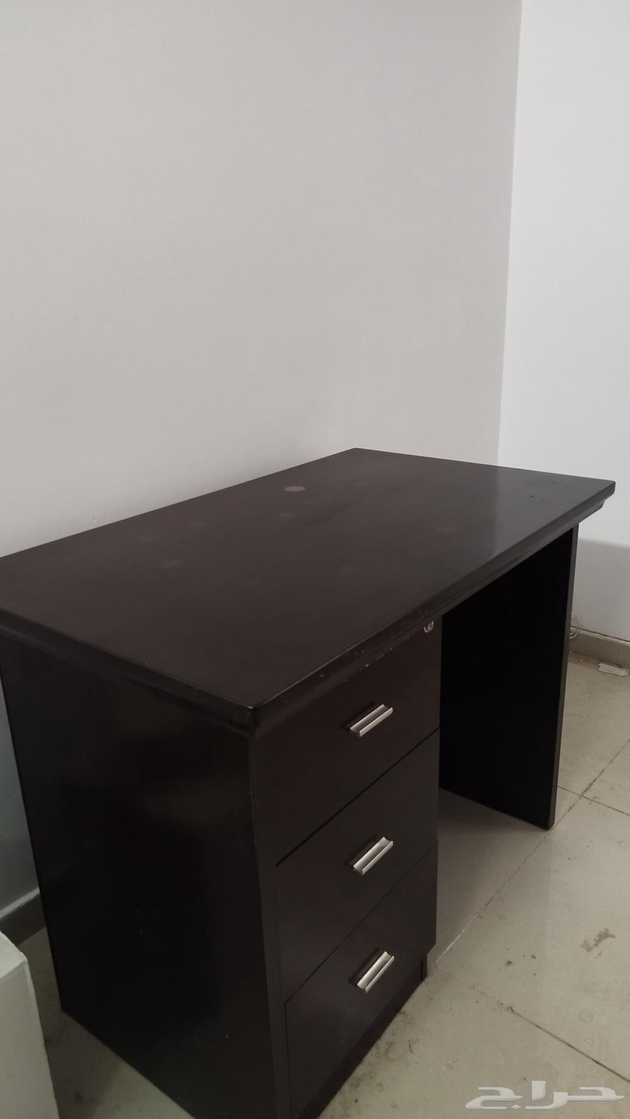 مكتب خشبي للبيع بحالة ممتازة على السوم64393873917571110