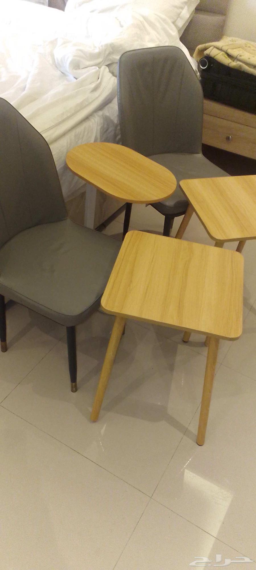 Two chairs and 3 tables64400051587201110