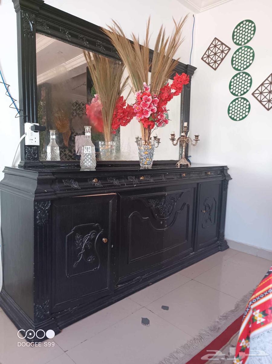 Dining table with walnut buffet (Italian antique style) for 6 people64399452598402113