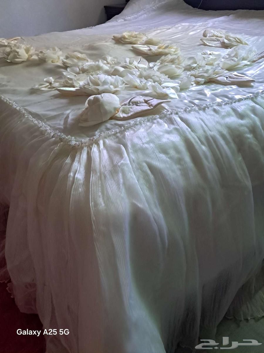 مفرش عرايس بحالة ممتازة جدا لم يستعمل الا مرة واحدة64395186108163110