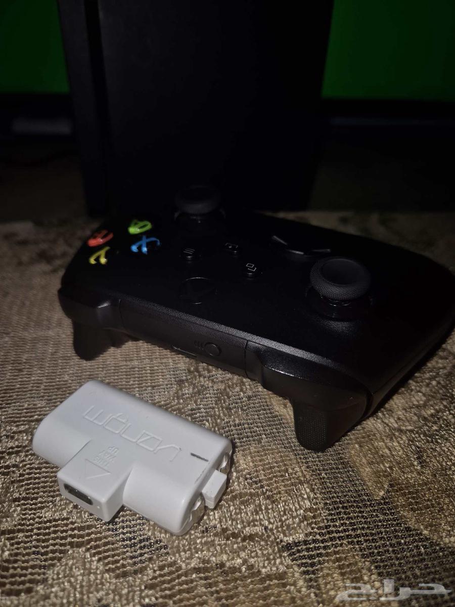 Xbox Series X with controller and FIFA64397561374979114
