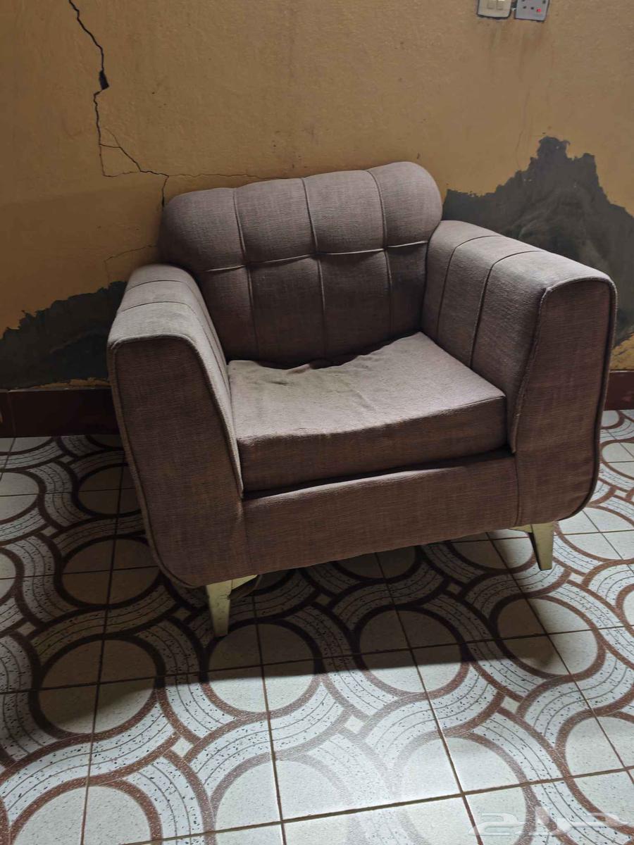 Old sofa for those in need64400384276225112