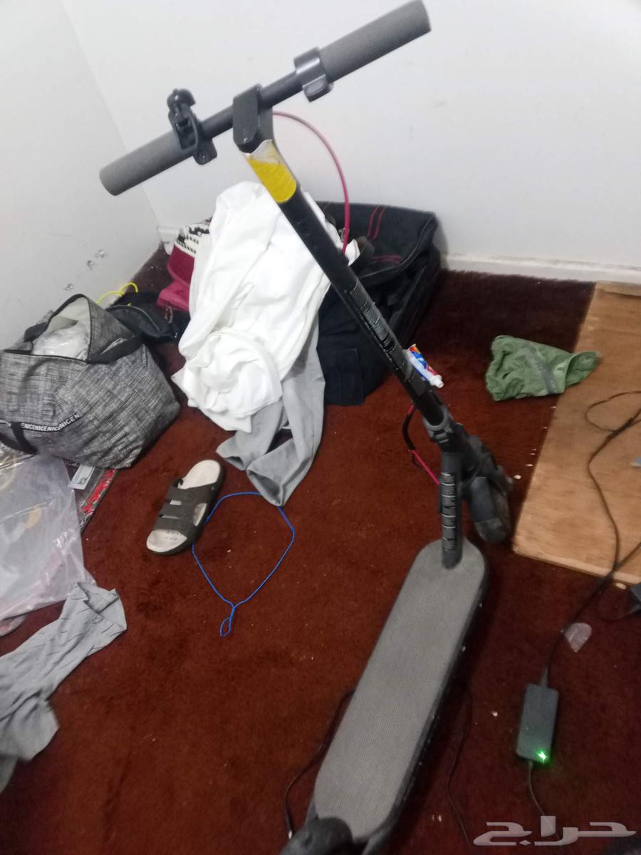 سكوتر وقافي نظيف بس دي مشكله البطاريه ضعيفه شويه السعر 500 ر64401271796481110