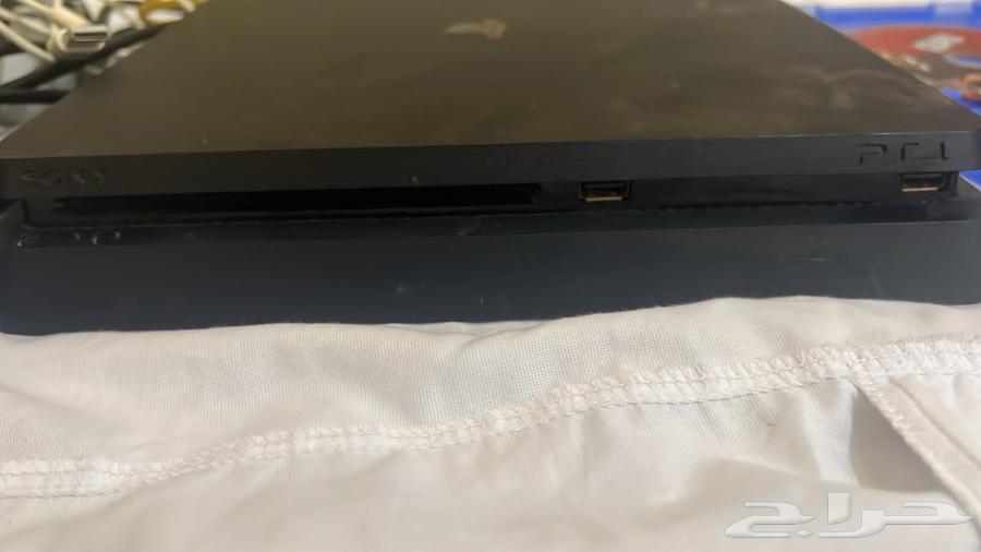 Hello, for sale PlayStation 4, negotiable price, comes with two tapes64395130932995111