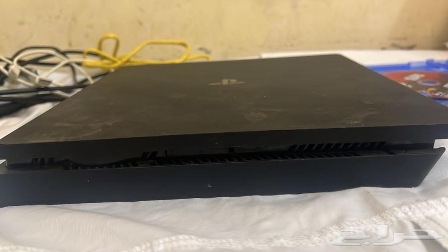 Hello, for sale PlayStation 4, negotiable price, comes with two tapes64395130932995112