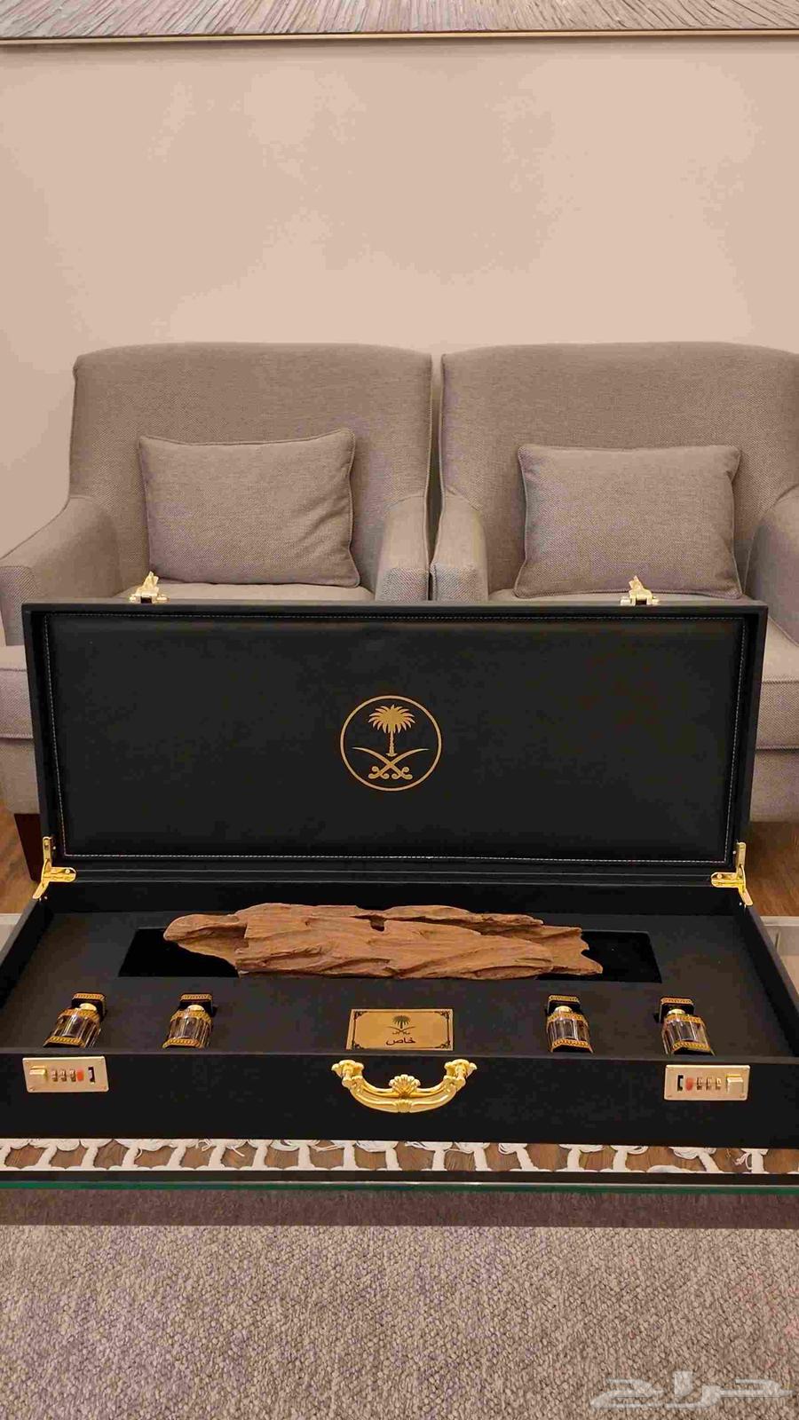 The luxurious royal box is back in stock at the store64394579110018113