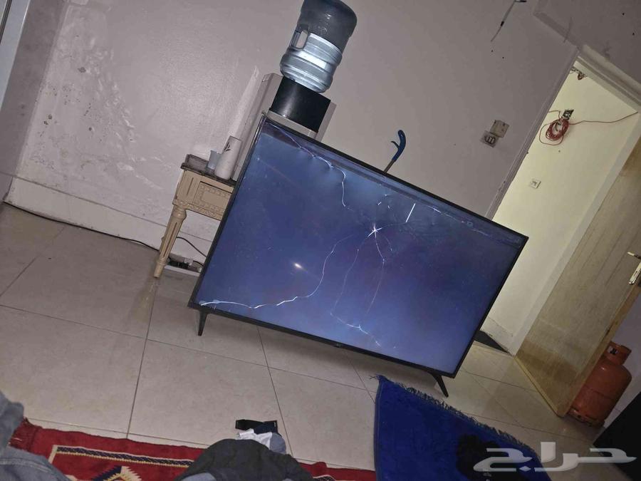 LG 65-inch screen cracked, damage not covered by warranty, purchased from LG store64393279522433110