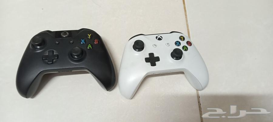 Used Xbox with two controllers64393749934339113