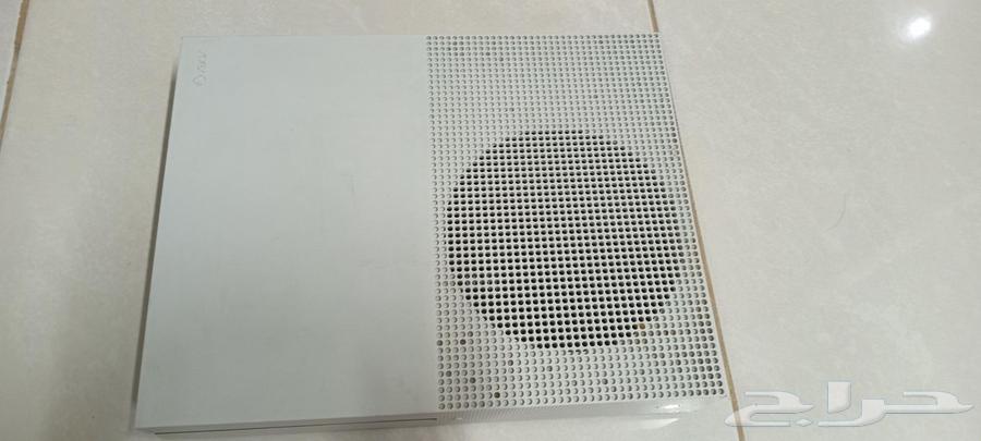 Used Xbox with two controllers64393749934339110