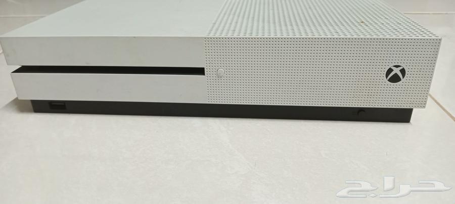 Used Xbox with two controllers64393749934339111