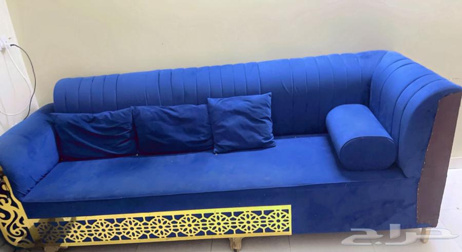 There is a council and sofas in good condition64396295868419110