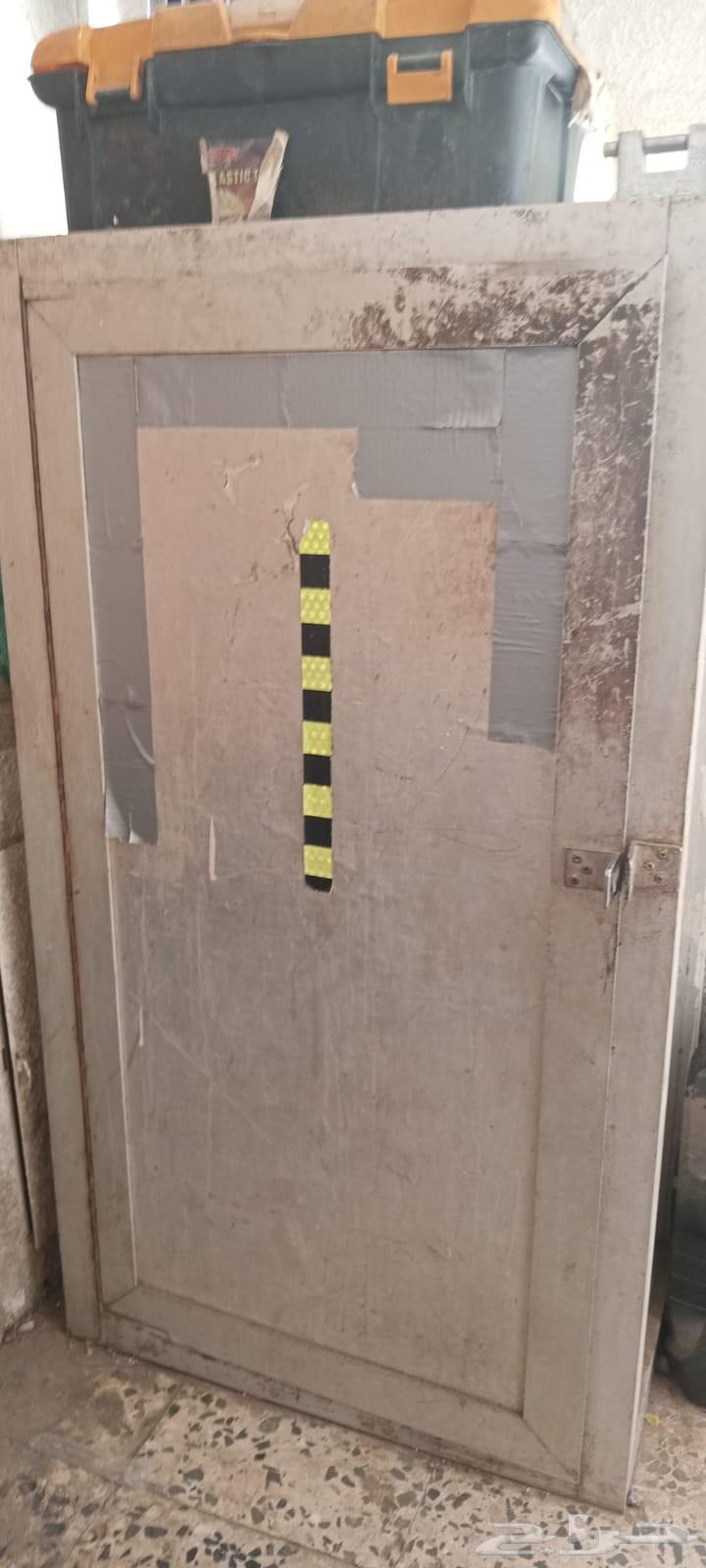 ضلاب مع أغراض كهربائي64398326252035111