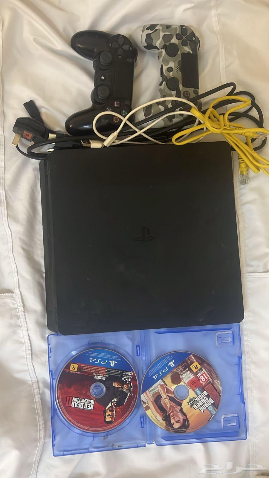 Hello, for sale PlayStation 4, negotiable price, comes with two tapes64395130932995110