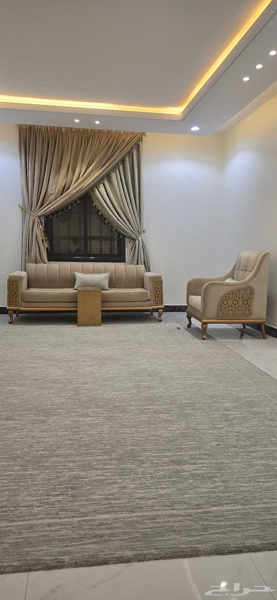 كنب مجلس وستارة مع سجادة تركي كبيرة64392731033601114