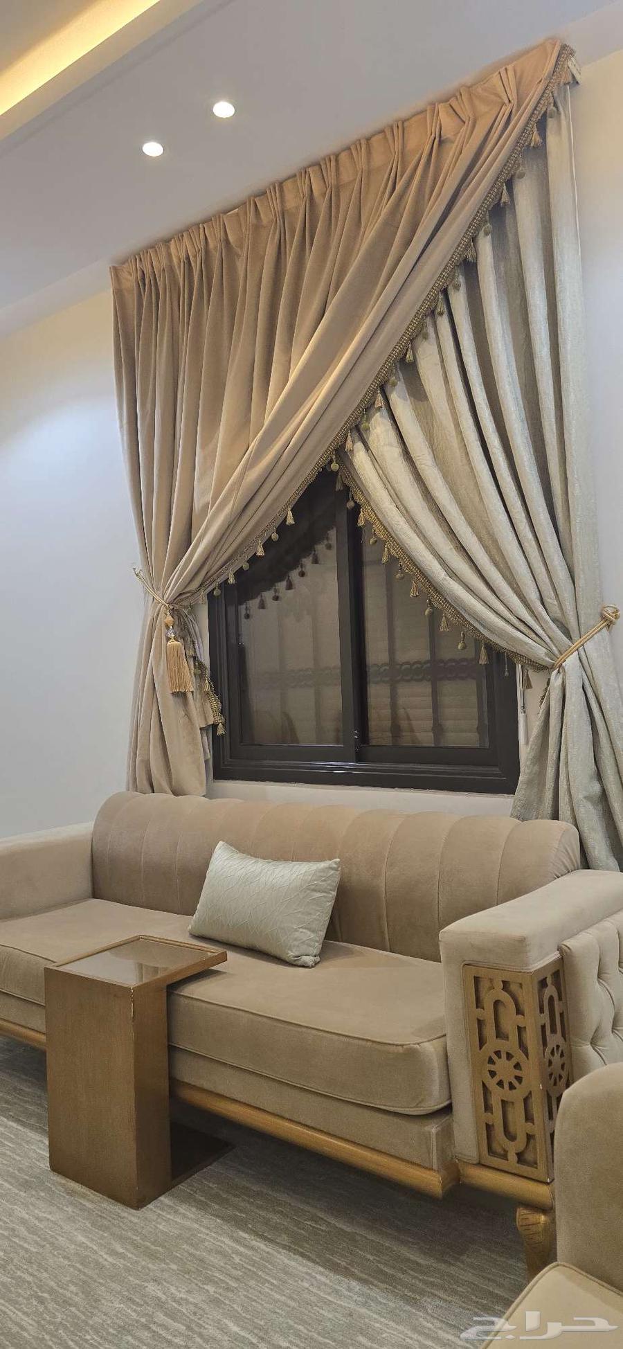 كنب مجلس وستارة مع سجادة تركي كبيرة64392731033601110